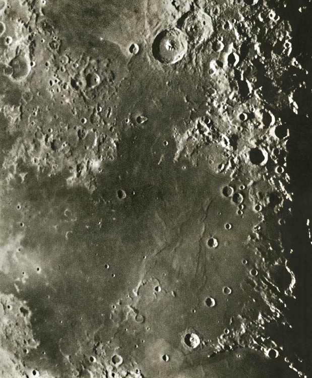 Loewy & Puiseux - Photographie Lunaire: Guttemberg - Mer De La Tranquillite - Pline Loewy & Puiseux - Photographie Lunaire: Guttemberg - Mer De La Tranquillite - Pline