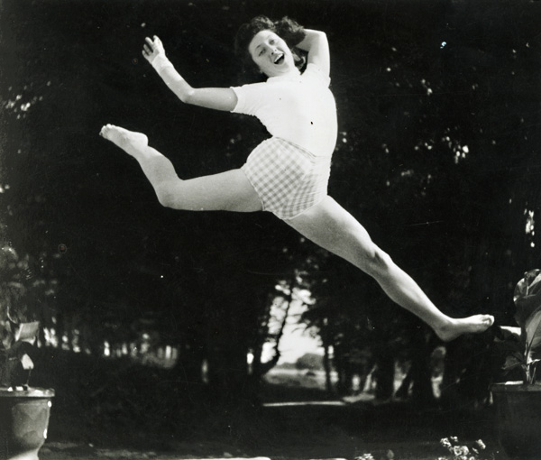 Jacques-Henri Lartigue - Huguette Sabouret au Ch�teau des Essarts, Veyvialle, France