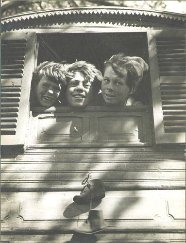 Andr� Kert�sz - Gypsy Boys Peering from a Window at the Back of a Wagon (Fun Fair)