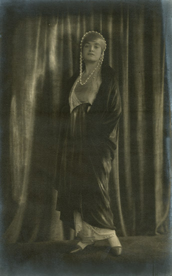 Henry Castera - Woman with Pearls
