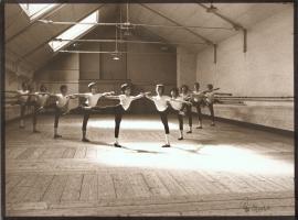Camba - Young Danseurs in Arabesque Position