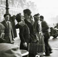 Doisneau - Le Baiser (The Kiss), Hotel de Ville, Paris