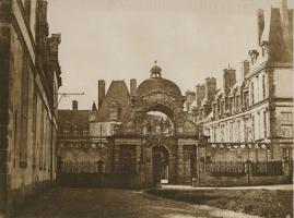 Le Gray - Ch&acirc;teau de Fontainebleau, la porte du baptist&egrave;re de la cour ovale, vue depuis la cour des offices