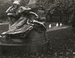 Click for details about Doisneau - Jardin du Parc Monceau, Paris Doisneau - Jardin du Parc Monceau, Paris