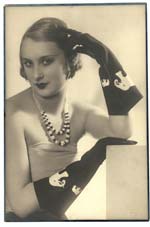 Isabey Studio - Model with Elephant Gloves