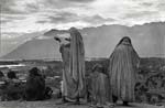 Henri Cartier-Bresson - Muslim Women Praying as They Face the Rising Sun, Kashmir, Srinager