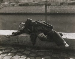 Izis (Israel Bidermanas) - Clochard by the Seine