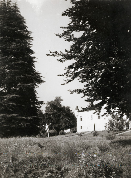 Jacques-Henri Lartigue - Huguette Sabouret au Château des Essarts, Veyvialle, France Jacques-Henri Lartigue - Huguette Sabouret au Château des Essarts, Veyvialle, France