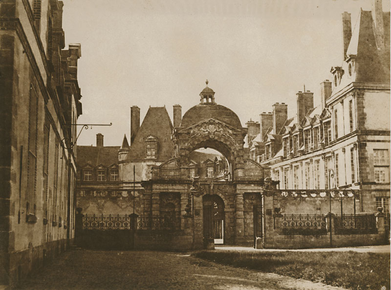 Gustave Le Gray - Château de Fontainebleau, la porte du baptistère de la cour ovale, vue depuis la cour des offices Gustave Le Gray - Château de Fontainebleau, la porte du baptistère de la cour ovale, vue depuis la cour des offices