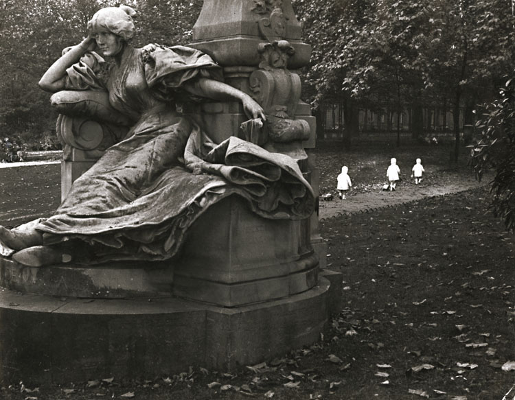 Robert Doisneau - Jardin du Parc Monceau, Paris Robert Doisneau - Jardin du Parc Monceau, Paris