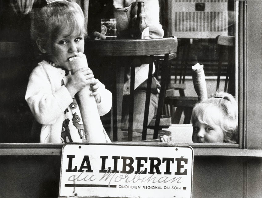 Photo Detail - Gérard Dussandier - Children with Baguettes
