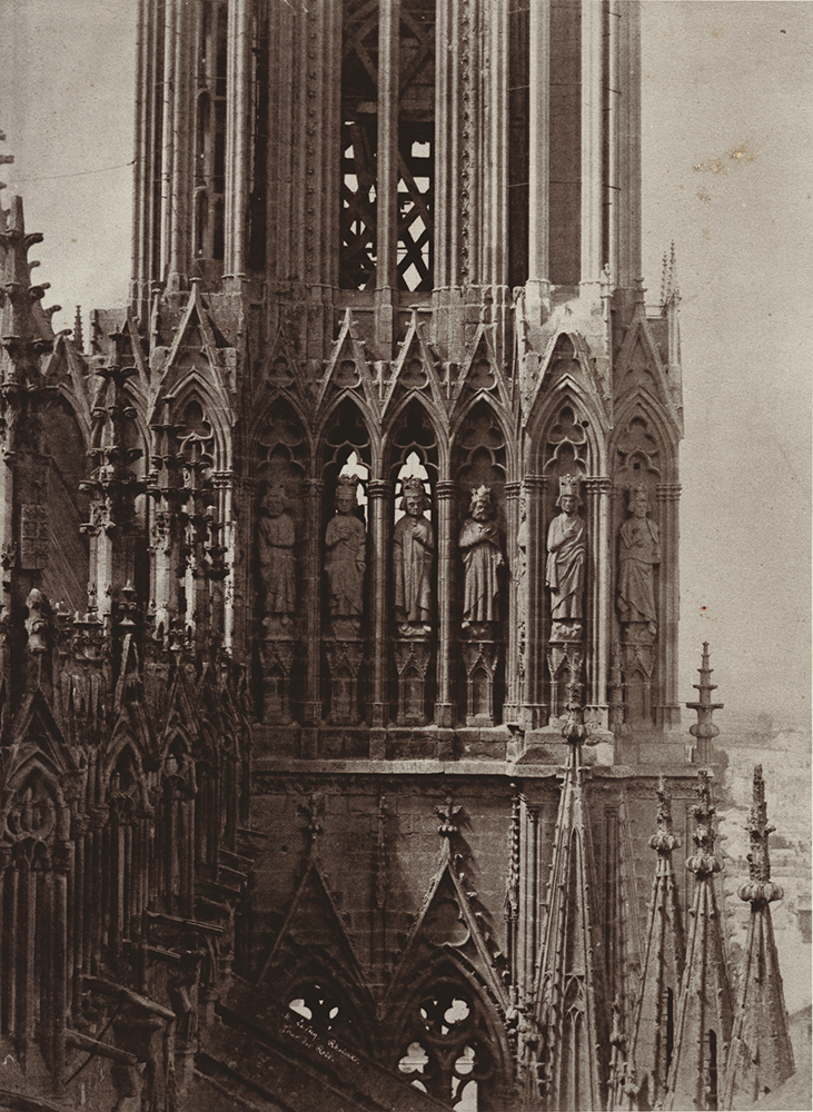 Henri Le Secq - Reims. Cathédrale Notre-Dame. Portail de droite. Gâble: Christ de l’Apocalypse entouré des anges portant les instruments de la passion Henri Le Secq - Reims. Cathédrale Notre-Dame. Portail de droite. Gâble: Christ de l’Apocalypse entouré des anges portant les instruments de la passion
