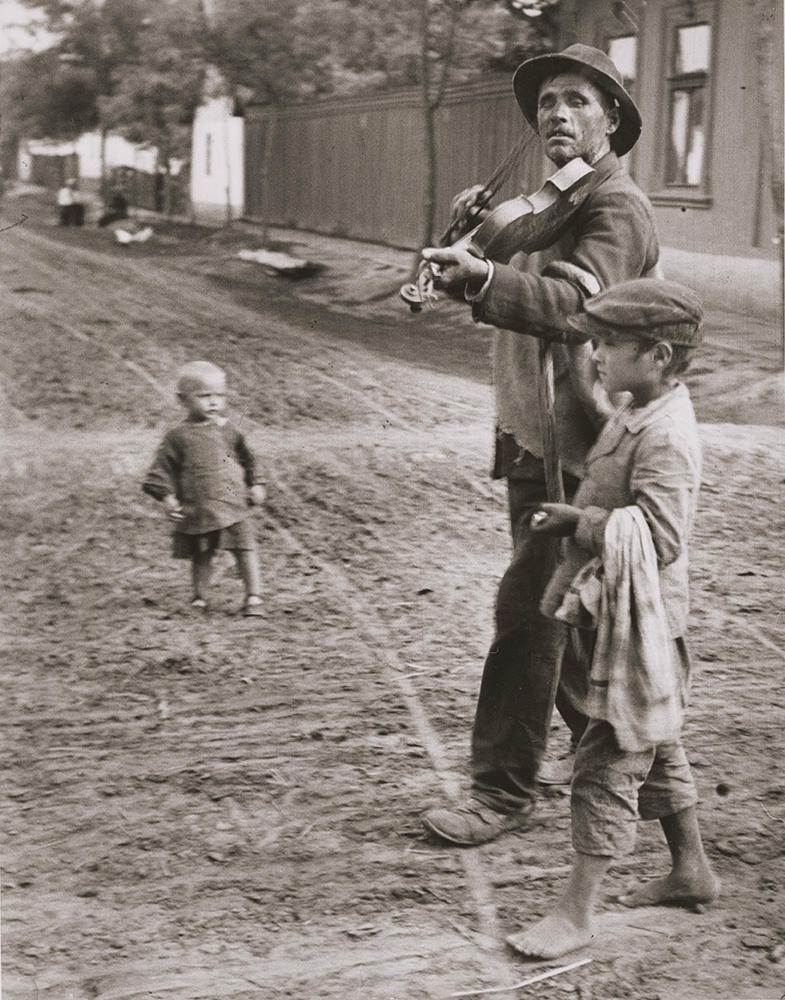 Andre Kertesz - Wandering Violinist, Abony, Hungary