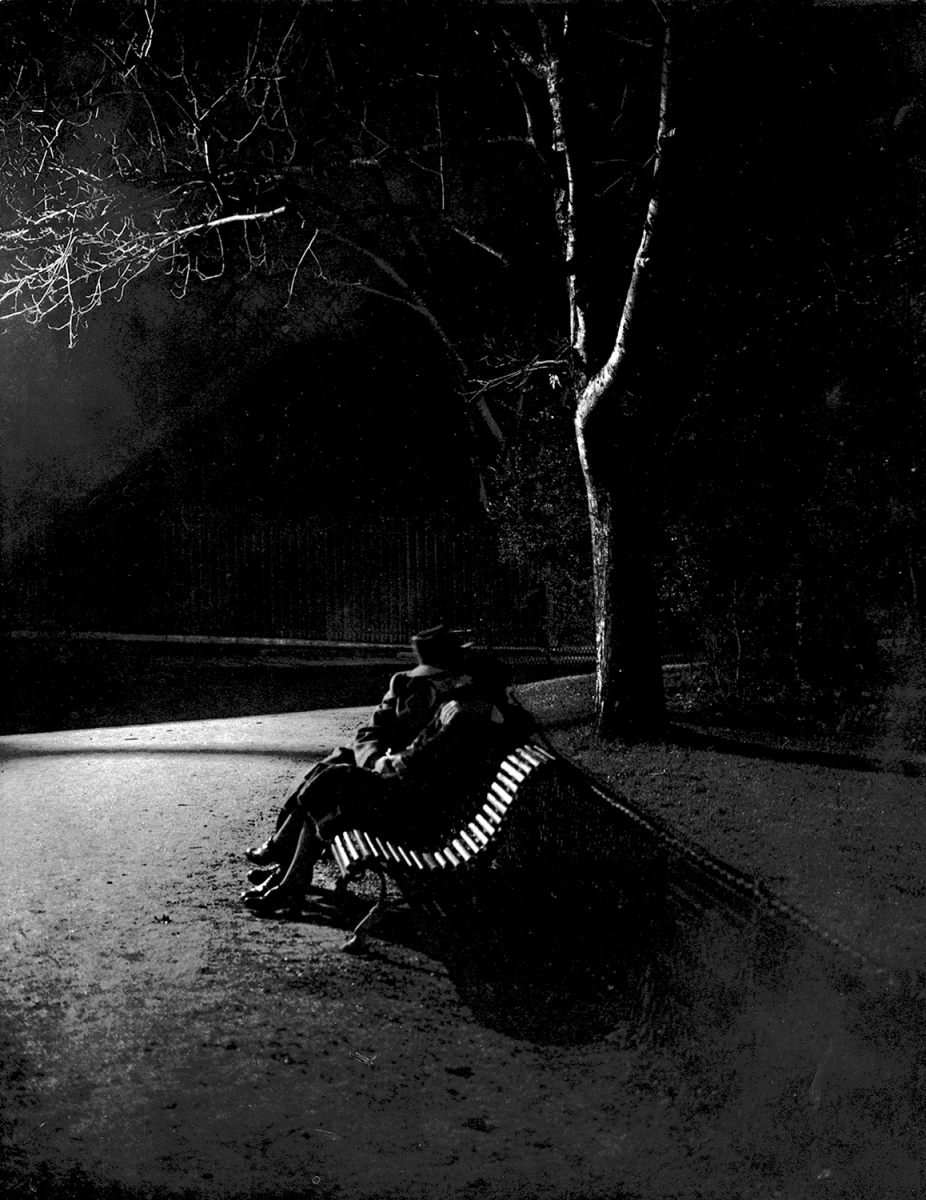 Brassai (Gyula Halasz) - Couple on Paris Bench in Jardin des Tuileries
