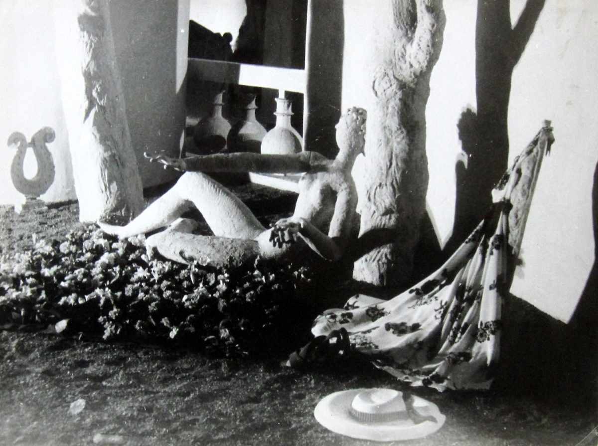 Wols (Wolfgang Schulze)g - Paris, Pavillon de l'elegance (Mannequin de Siegel pour Elsa Schiaparelli) Wols (Wolfgang Schulze)g - Paris, Pavillon de l'elegance (Mannequin de Siegel pour Elsa Schiaparelli)