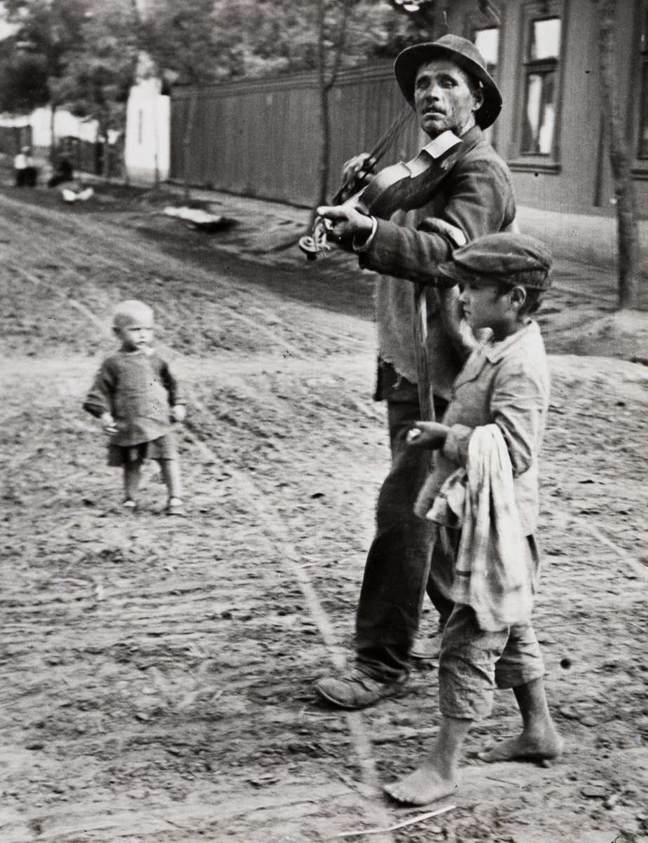 Photo Detail - Andre Kertesz - A Hungarian Memory (Portfolio of 15 Photographs) Photo Detail - Andre Kertesz - A Hungarian Memory (Portfolio of 15 Photographs)