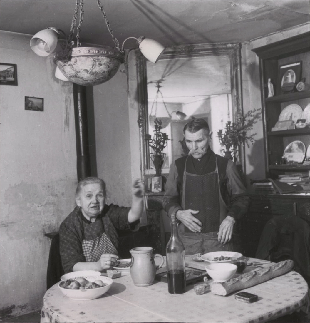 Robert Doisneau - Concierges, Rue du Dragon, Paris Robert Doisneau - Concierges, Rue du Dragon, Paris