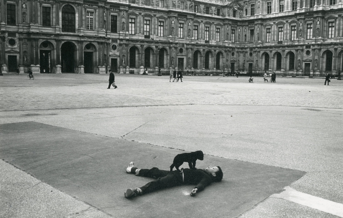 Robert Doisneau - La Cour Carrée du Louvre, Paris Robert Doisneau - La Cour Carrée du Louvre, Paris