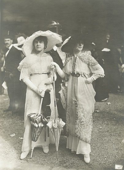 Seeberger Freres (Jules Louis, Henri) - Fashion at the Auteuil Racetrack, France